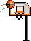 oranger Basketball fliegt zum Basketballkorb