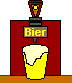 frisch gezapftes helles Bier in Bierglas vor Zapfanlage