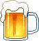 Glashumpen voller perlendem goldgelben Bier mit Schaumkrone