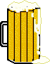 großer Glaskrug voll perlendem Bier mit überlaufender Schaumkrone