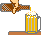 kleiner Bierkrug wird aus Bierflasche befüllt