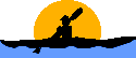 Silhouette Paddler im Kajak vor Sonne