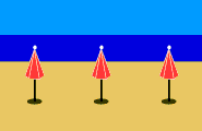 3 rote geschlossene Sonnenschirme am Strand